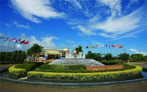 单白色裤子男士（男士白色裤子配什么短袖）